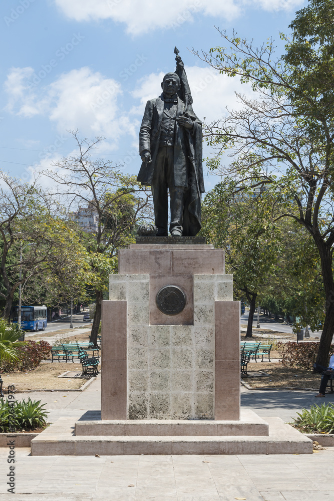 Fototapeta premium Kuba; Havanna -Vedado; Statue von Benito Juarez Garcia