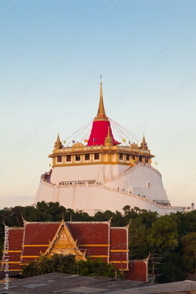 Naklejka premium golden mount temple of beautiful In the night bangkok, thailand