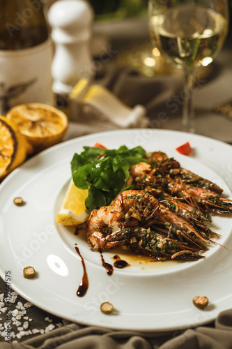 King prawns with salad and wine