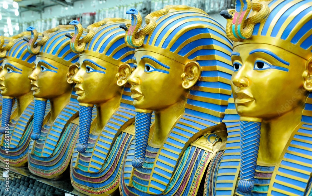 Obraz premium golden statues of the pharaohs in the souvenir shop, oriental gifts
