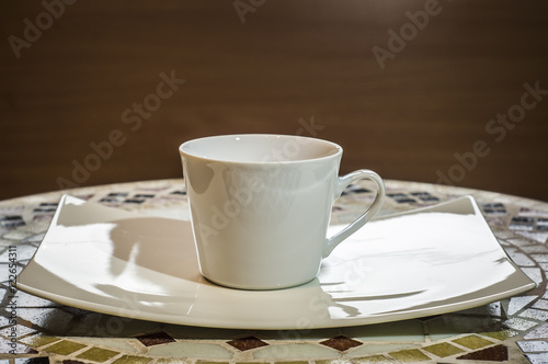 biała filiżanka na talerzyku, ceramika, White ceramic cup