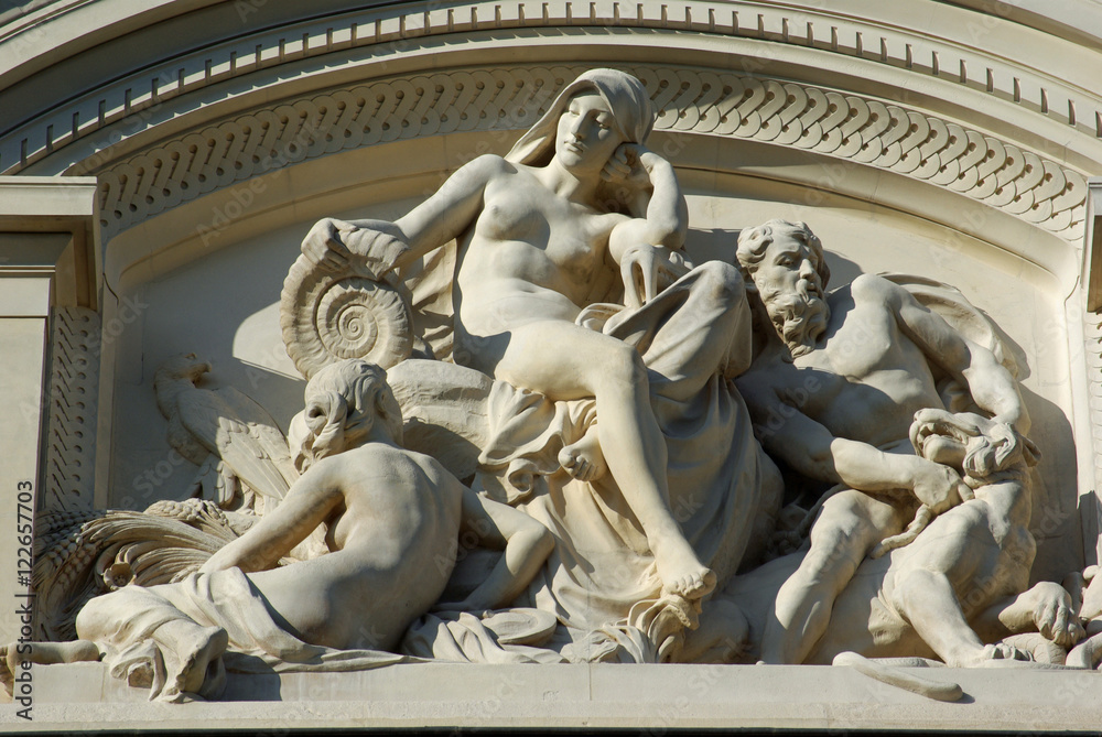 Fototapeta premium Statues du toit du musée d'Histoire Naturelle de Paris, France