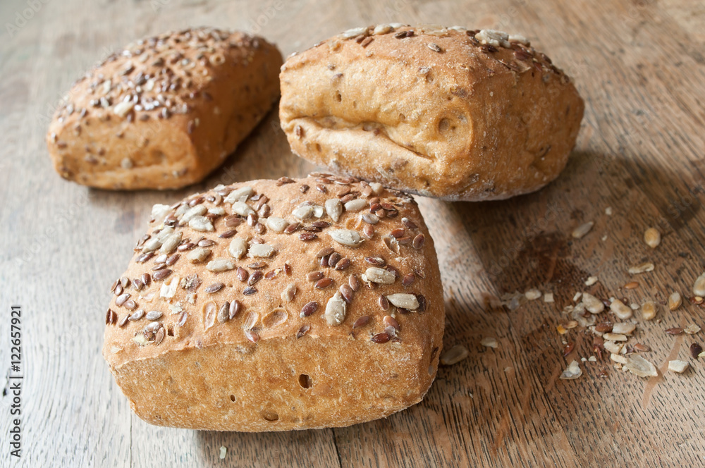 petits pains aux céréales sur table en vieux bois