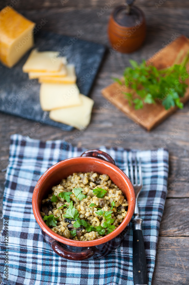 Risotto wit brown rice, mushrooms and turmeric