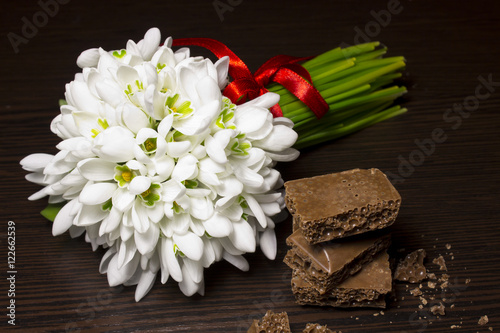 Fototapeta Naklejka Na Ścianę i Meble -  bouquet of snowdrops and chocolate