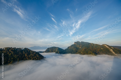 Poranne mgły i wschód słońca w Pieninach na Sokolicy i Wysokim Wierchu .