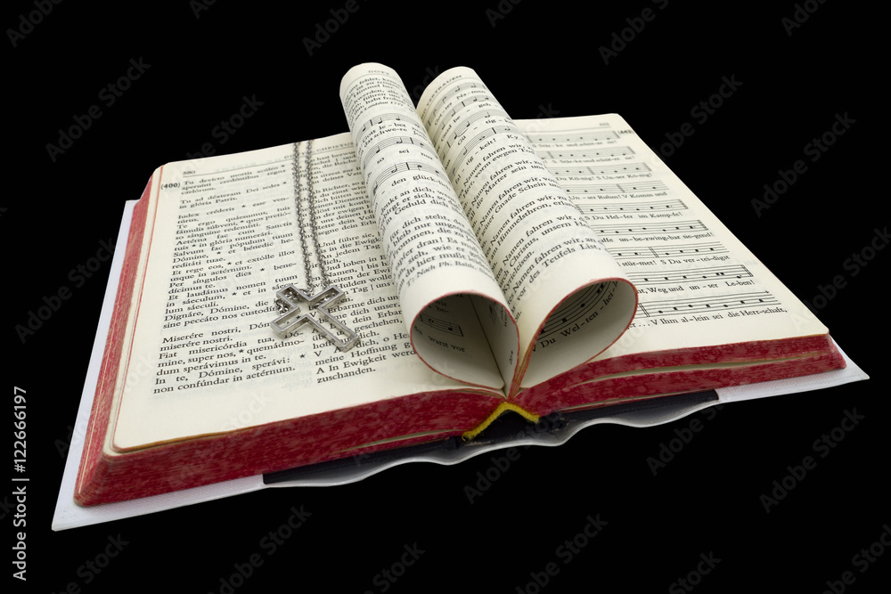 Obraz premium Gebetbuch mit Kreuz auf schwarzem Hintergrund