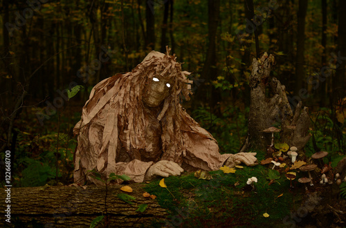 Foto wood goblin with white eyes