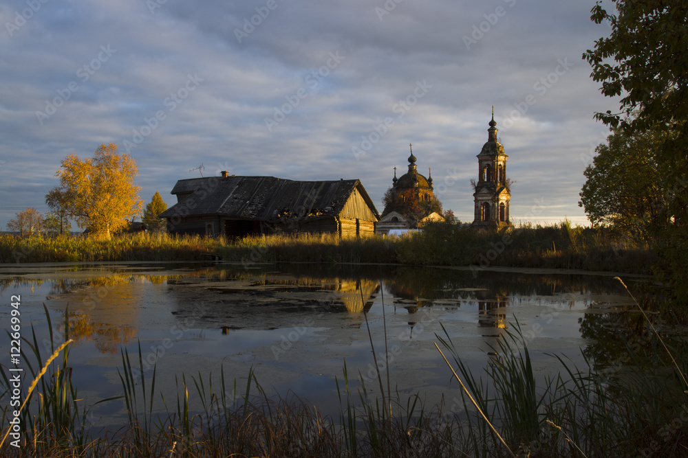Obraz premium Autumn landscape with a pond, house and church