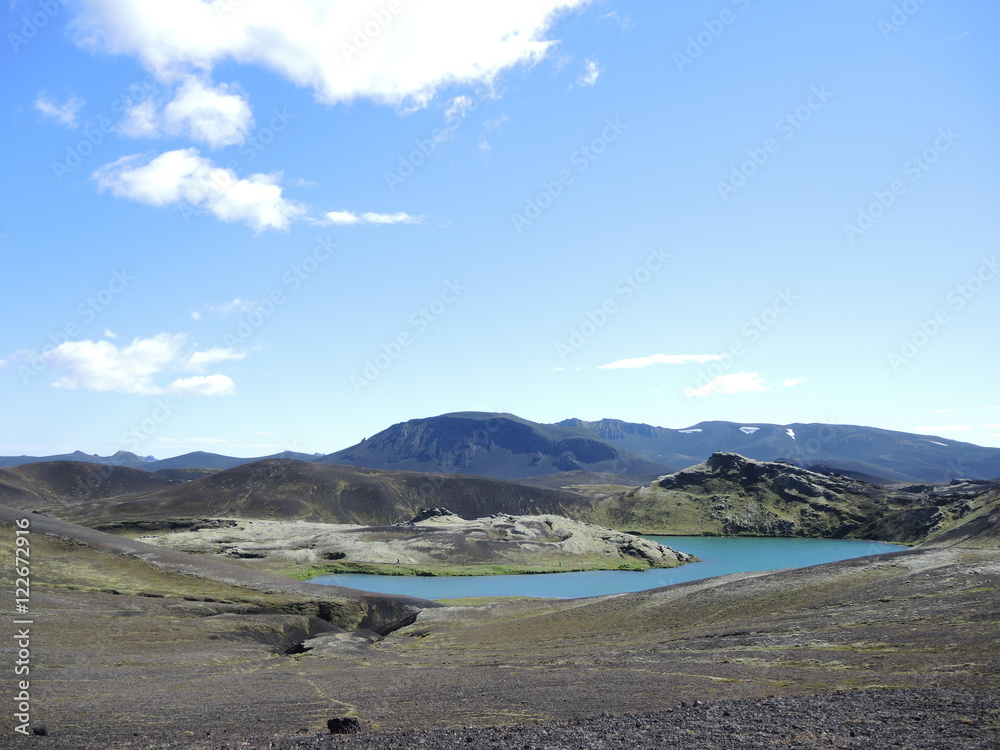 Lac d'Islande et ciel bleu