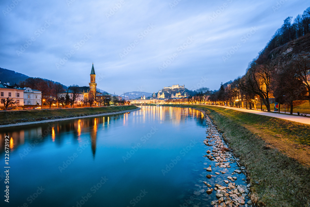Naklejka premium Beautiful illuminated cityscape over Salzburg, Austria