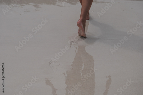 Footprints and feet in the beautyfull white sand with a nice ref photo