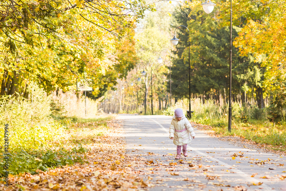 Fototapeta premium Little baby girl in the autumn park