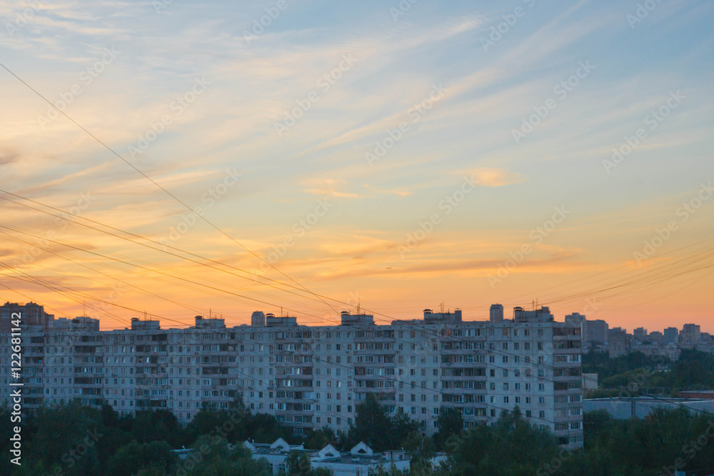 Fototapeta premium sunset sky over the buildings in town
