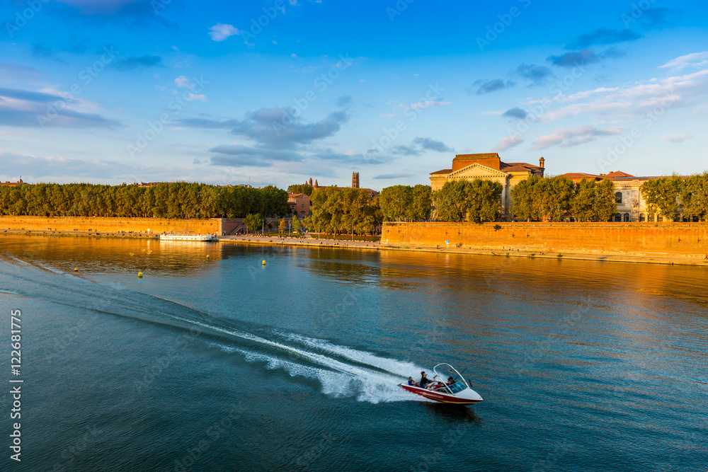 Obraz premium Quai de la Daurade et la Garonne à Toulouse en Midi-Pyrénées, Occitanie en France