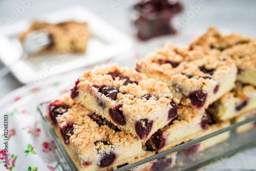 Bild auf Leinwand Kirschstreuselkuchen