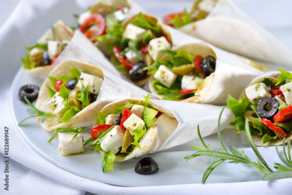 Mini-Tortillas gefüllt mit griechischem Bauernsalat mit Fetakäse sowie ...