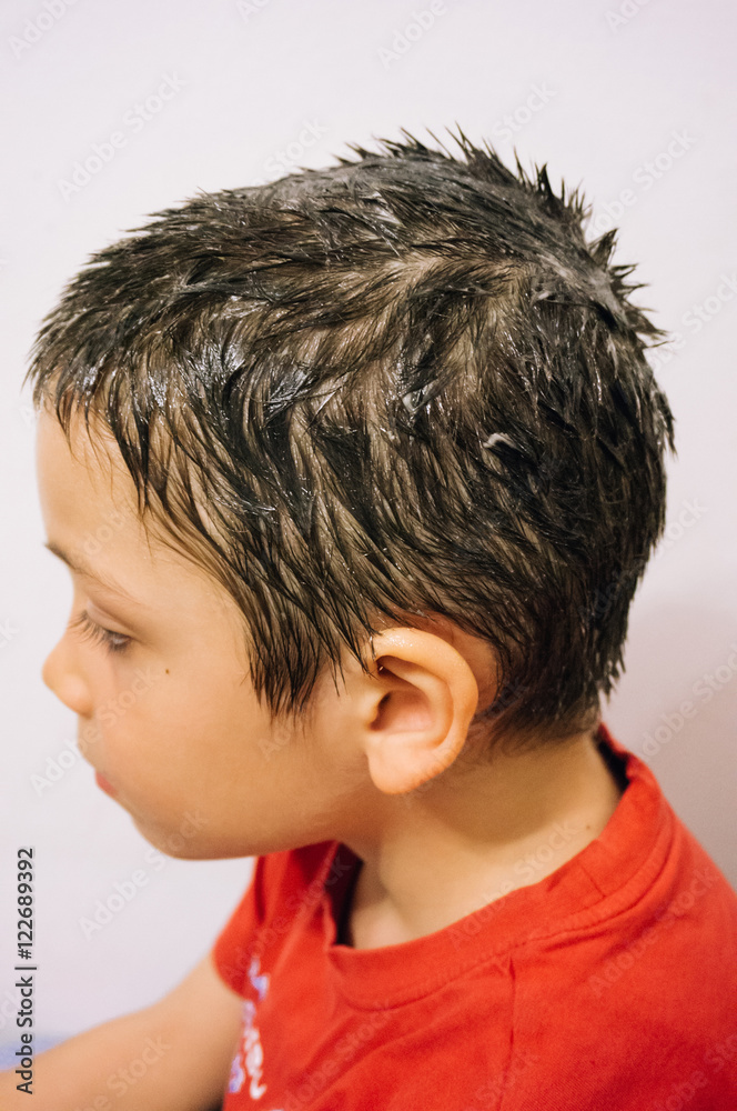 Obraz premium Lice shampoo on young boy