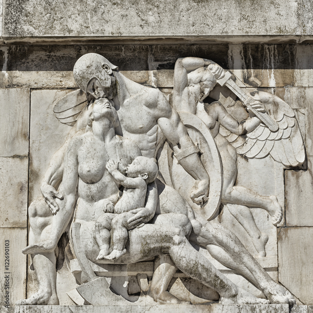 Φωτογραφία Roman Soldier sculpture gives a kiss to wife with son on her lap