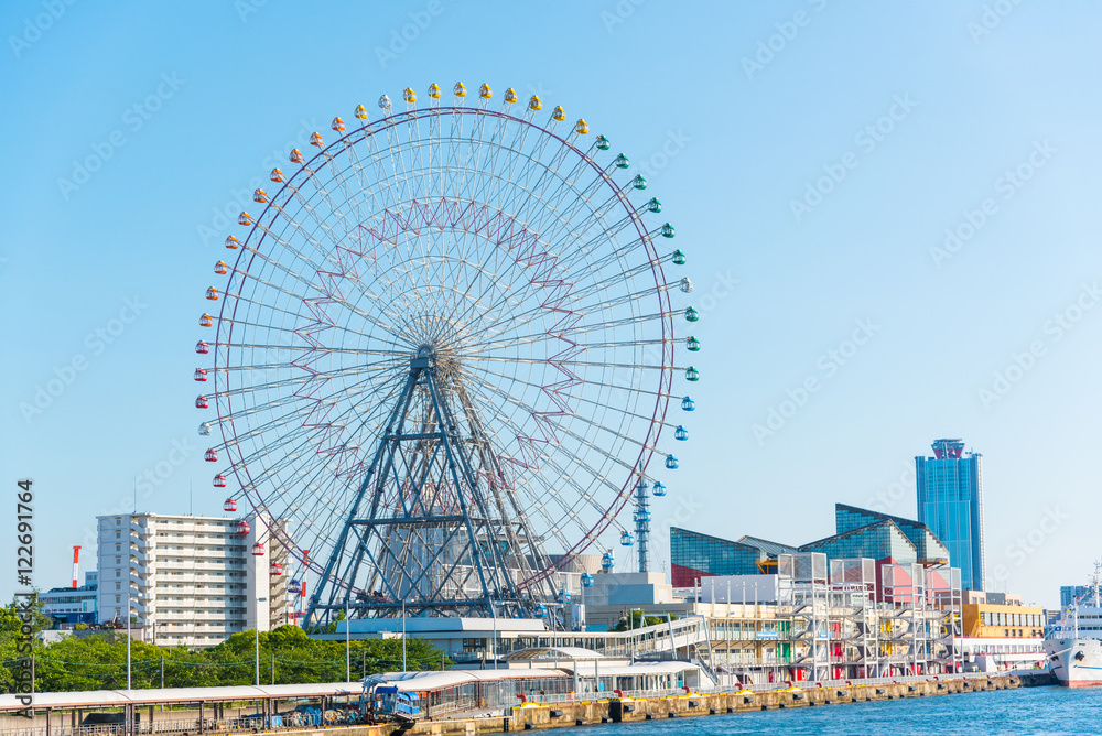 Naklejka premium Tempozan Ferris wheel and Osaka Aquarium Kaiyukan