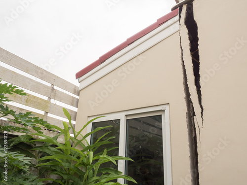 Fototapeta cracks in walls of home, errors construction build in