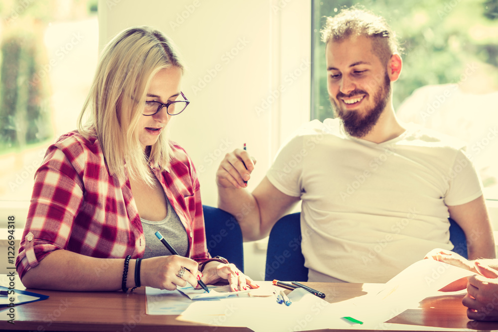 Obraz premium two students talking in classroom