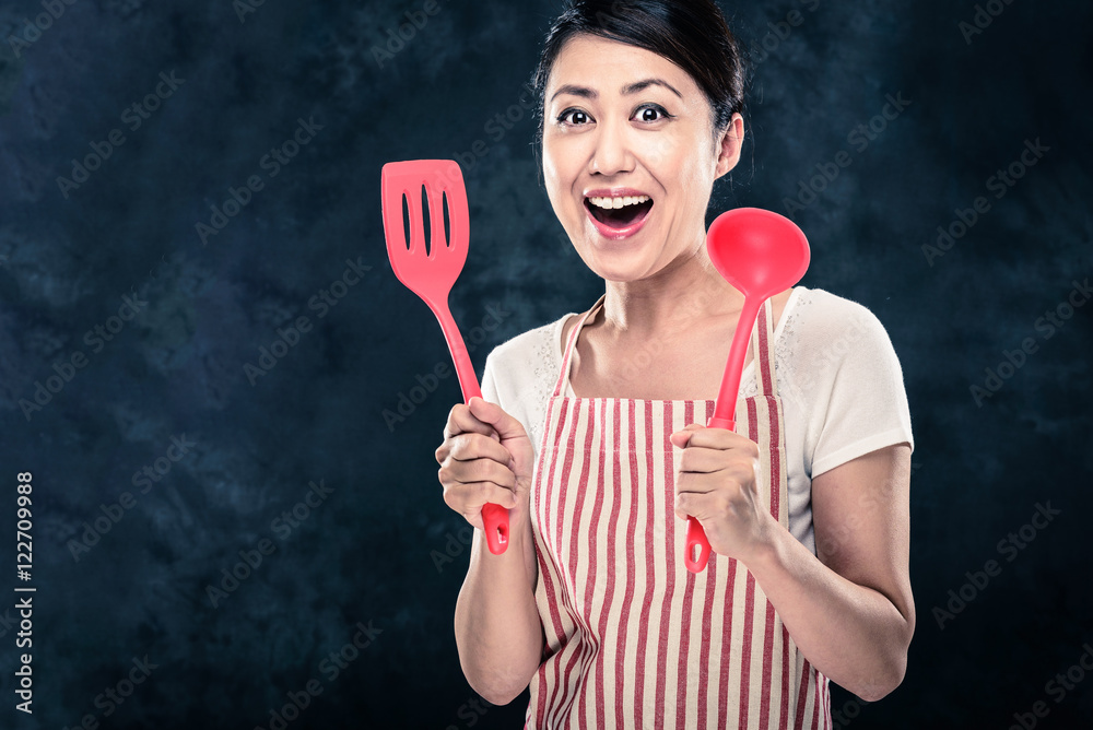 エプロンを着ている女性のポートレート 暗い背景