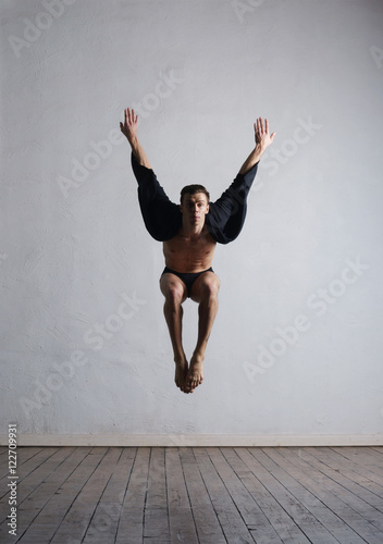 Fototapeta Naklejka Na Ścianę i Meble -  Young and fit modern dancer performing a move