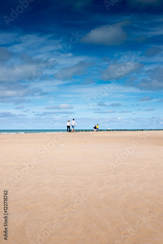 famille en promenade sur la plage. 