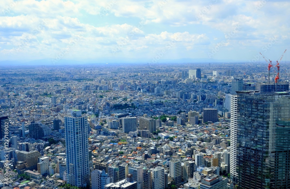 青空と都会の景色