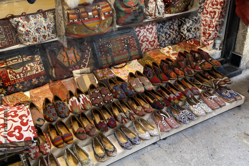 Market stall with turkish shoes and bags at Grand Bazaar, Istanb Stock-Foto  | Adobe Stock