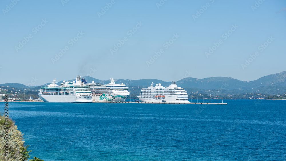 Schiffe im Hafen von Korfu