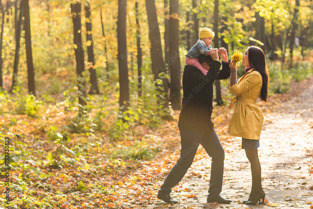 Obraz premium Happy family playing in autumn park