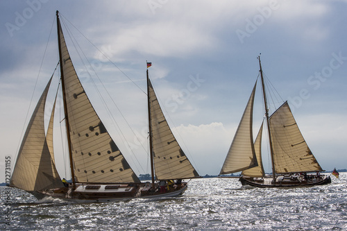Klassische Yachten, segelnd im Gegenlicht
