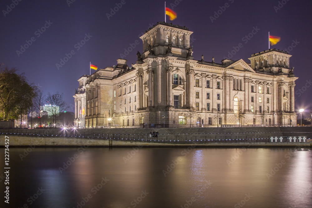 Reichstag mit Spree, Nachtaufnahme