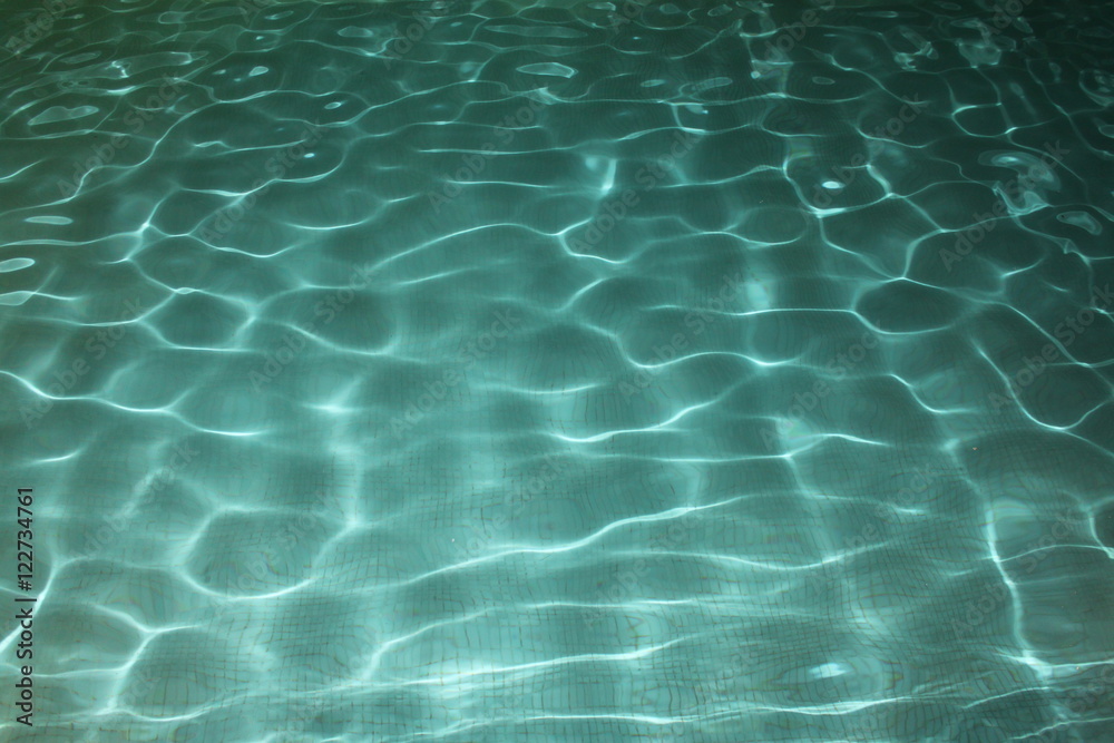 Wasser im Swimmingpool bei Nacht