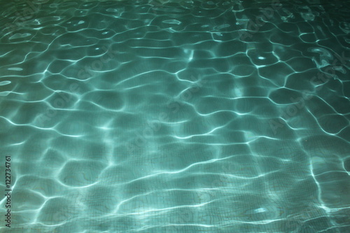 Wasser im Swimmingpool bei Nacht