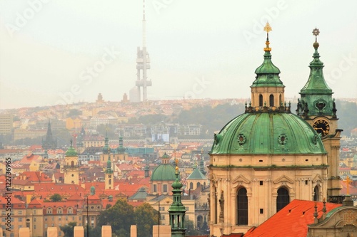 Zauberhaftes Prag / Blick vom Prager Burgberg über die "Goldene Stadt" (St.-Niklaskirche im Vordergrund)