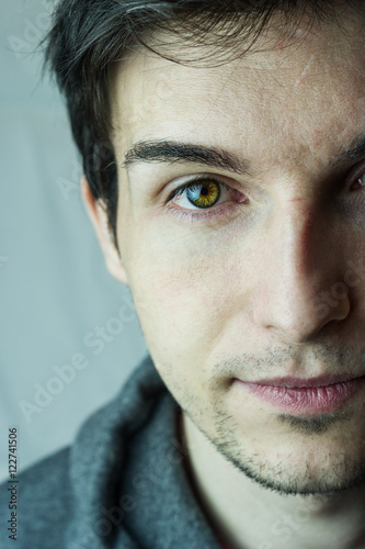 Retrato de medio rostro de un hombre joven muy guapo foto de Stock | Adobe  Stock