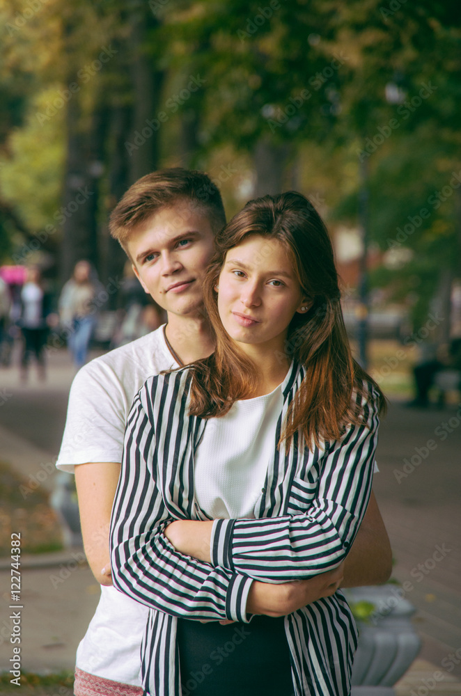 Naklejka premium Romantic couple together in a park in autumn