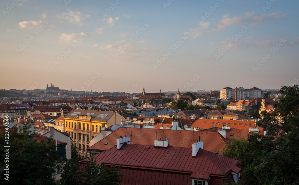 Prag Stadtbild bei Sonnenuntergang  von der Burg Vyšehrad 