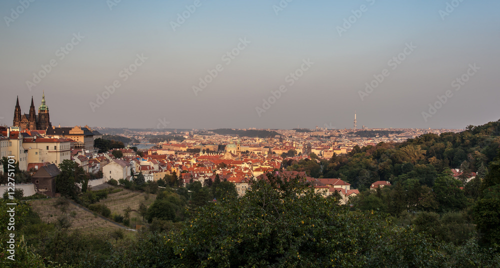 Panoramablick  auf Prag in der Abendsonne von  Kloster Strahov Hügel