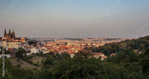 Panoramablick auf Prag in der Abendsonne von Kloster Strahov Hügel