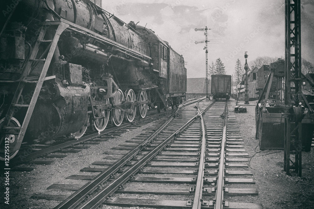 Naklejka premium Stylizowany wizerunek starej lokomotywy parowej na stacji