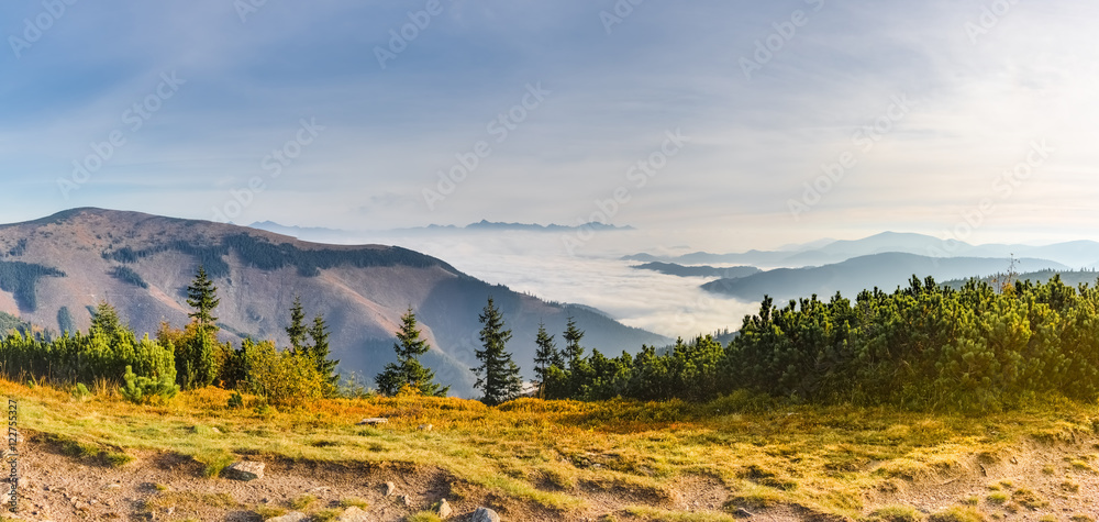 Obraz premium Panoramic view of fall weather inversion in mountains