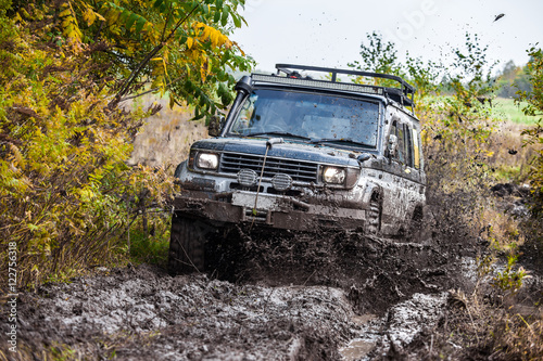 Japaneese SUV moving fast by deep mud