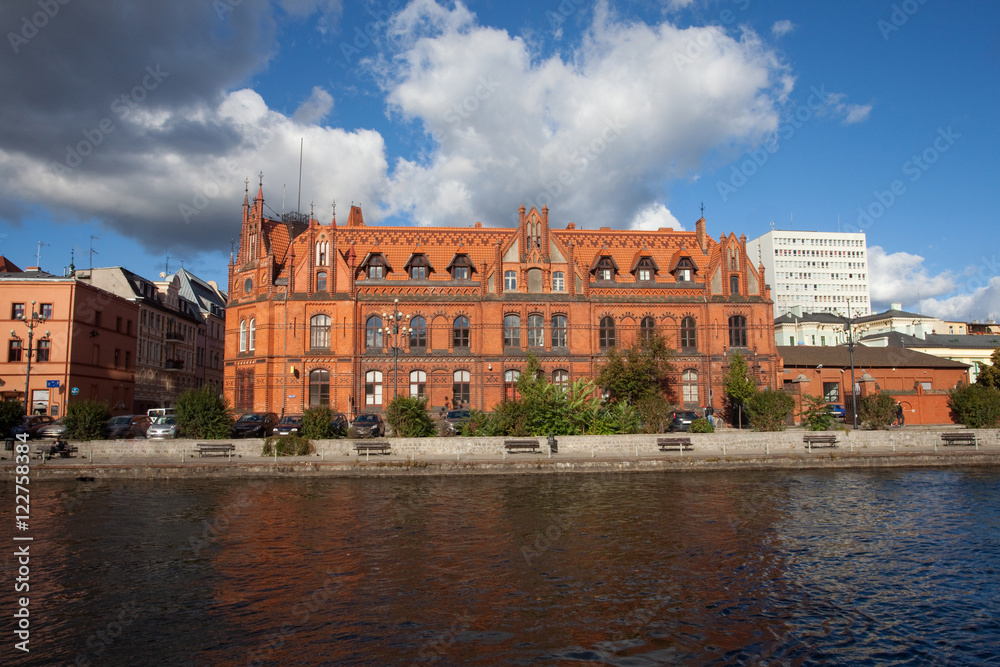 Fototapeta premium Zabytkowy budynek pocztowy nad Brdą w stylu neogotyckim, Bydgoszcz, Polska, Old post office in Bydgoszcz, Poland