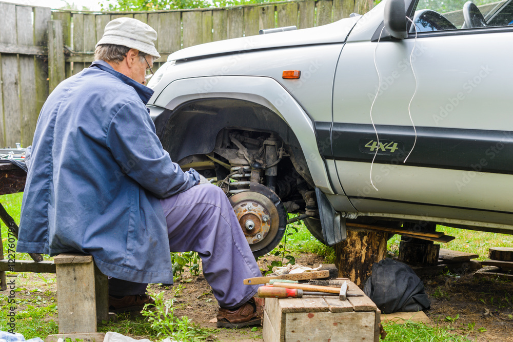 The mechanic is repairing the front hub wheels. The mechanic is repairing the front hub wheels.