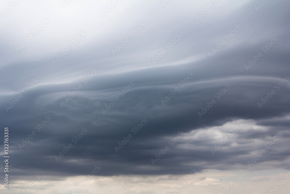 Asperatus-undulatus dark clouds over the lake