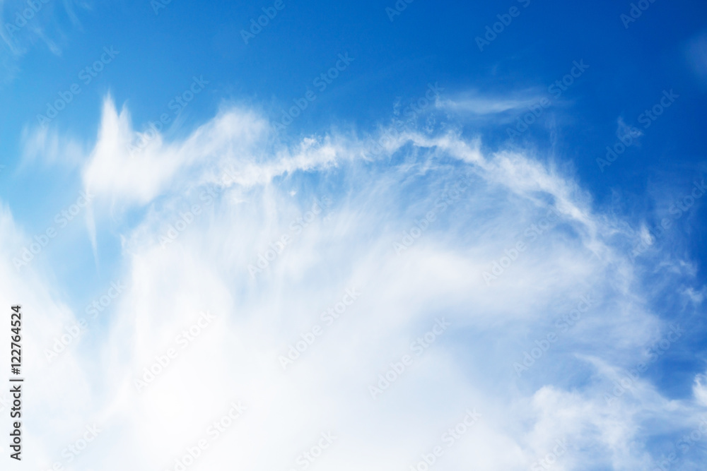 blauer Himmel mit interessanten Wolkenformen blauer Himmel mit interessanten Wolkenformen